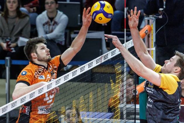 11 01 25, Berlin, Volleyball 1 Bundesliga, Men, Matchday 15, BR Volleys SSC Karlsruhe, Max Schmeling Halle Berlins Ruben Schott plays the ball against the block from BR Volleys SSC Karlsruhe