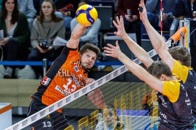 11 01 25, Berlin, Volleyball 1 Bundesliga, Men, Matchday 15, BR Volleys SSC Karlsruhe, Max Schmeling Halle Berlins Ruben Schott plays the ball over the net BR Volleys SSC Karlsruhe