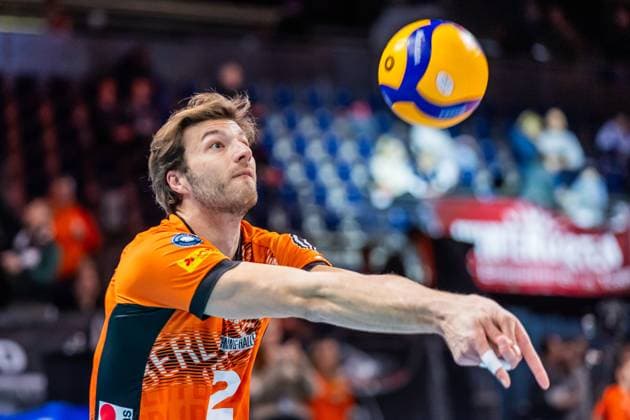 11 01 25, Berlin, Volleyball 1 Bundesliga, Men, Matchday 15, BR Volleys SSC Karlsruhe, Max Schmeling Halle Berlins Matthew Knigge takes the ball BR Volleys SSC Karlsruhe