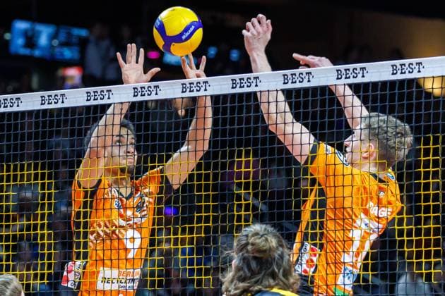 11 01 25, Berlin, Volleyball 1 Bundesliga, Men, Matchday 15, BR Volleys SSC Karlsruhe, Max Schmeling Halle Berlins Djifa Amedegnato plays the ball over the net BR Volleys SSC Karlsruhe