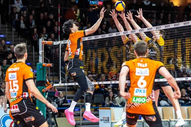 11 01 25, Berlin, Volleyball 1 Bundesliga, Men, Matchday 15, BR Volleys SSC Karlsruhe, Max Schmeling Halle Berlins Nehemiah Mote plays the ball against the block from BR Volleys SSC Karlsruhe