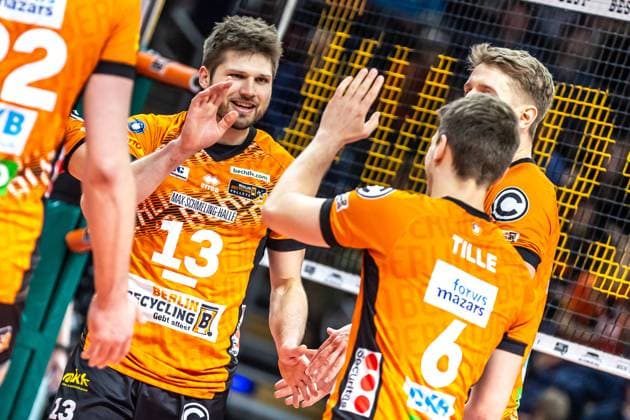 11 01 25, Berlin, Volleyball 1 Bundesliga, Men, Matchday 15, BR Volleys SSC Karlsruhe, Max Schmeling Halle Berlins Ruben Schott celebrates with his team BR Volleys SSC Karlsruhe