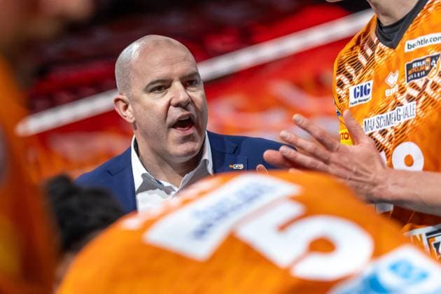 11 01 25, Berlin, Volleyball 1 Bundesliga, Men, Matchday 15, BR Volleys SSC Karlsruhe, Max Schmeling Halle Coach Joel Banks of the Berlin Volleys discusses with his team BR Volleys SSC Karlsruhe