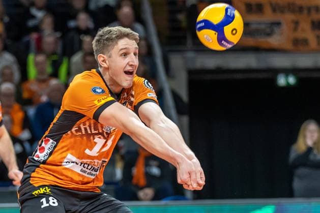11 01 25, Berlin, Volleyball 1 Bundesliga, Men, Matchday 15, BR Volleys SSC Karlsruhe, Max Schmeling Halle Berlins Florian Krage takes the ball BR Volleys SSC Karlsruhe