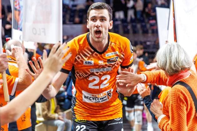 11 01 25, Berlin, Volleyball 1 Bundesliga, Men, Matchday 15, BR Volleys SSC Karlsruhe, Max Schmeling Halle Berlins Jake Hanes thanks the fans BR Volleys SSC Karlsruhe