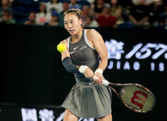 (250112) -- MELBOURNE, Jan. 12, 2025 -- Zheng Qinwen hits a return during the women s singles 1st round match between Zheng Qinwen of China and Anca Todoni of Romania at 2025 Australian Open tennis tournament in Melbourne, Australia, Jan. 12, 2025. ) (SP)AUSTRALIA-MELBOURNE-TENNIS-AUSTRALIAN OPEN-DAY 1 MaxPing 
