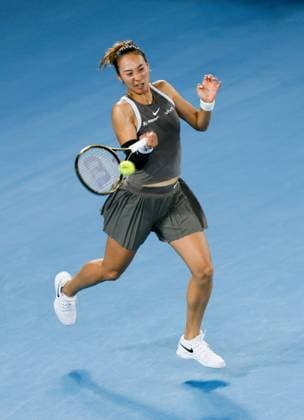 (250112) -- MELBOURNE, Jan. 12, 2025 -- Zheng Qinwen hits a return during the women s singles 1st round match between Zheng Qinwen of China and Anca Todoni of Romania at 2025 Australian Open tennis tournament in Melbourne, Australia, Jan. 12, 2025. ) (SP)AUSTRALIA-MELBOURNE-TENNIS-AUSTRALIAN OPEN-DAY 1 MaxPing 