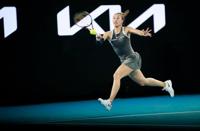 (250112) -- MELBOURNE, Jan. 12, 2025 -- Zheng Qinwen hits a return during the women s singles 1st round match between Zheng Qinwen of China and Anca Todoni of Romania at 2025 Australian Open tennis tournament in Melbourne, Australia, Jan. 12, 2025. ) (SP)AUSTRALIA-MELBOURNE-TENNIS-AUSTRALIAN OPEN-DAY 1 MaxPing 