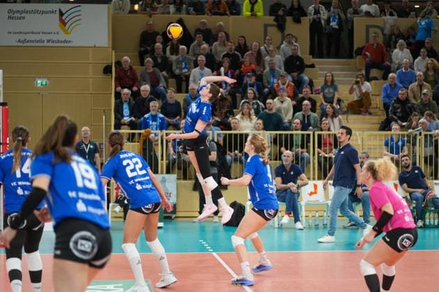 VOLLEYBALL 1 BL Womens VC Wiesbaden SC Potsdam 11 01 25, Jubilation over the unexpected victory against the guests from Potsdam,