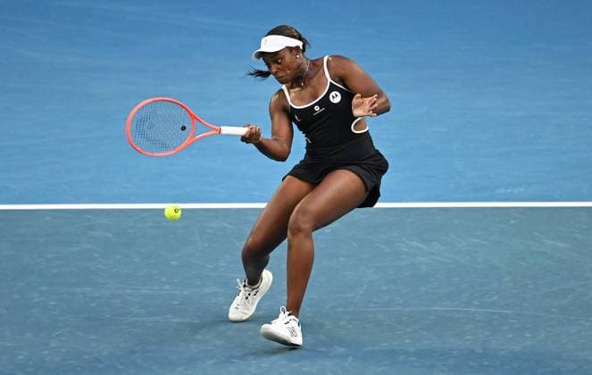 TENNIS AUSTRALIAN OPEN, Sloane Stephens of USA returns during her round 1 match against Aryna Sabalenka of Belarus during the 2025 Australian Open at Melbourne Park in Melbourne, Sunday, January 12, 2025. ( NO ARCHIVING, EDITORIAL USE ONLY, NO USE IN BOOKS WITHOUT CONSENT MELBOURNE VICTORIA AUSTRALIA  Copyright: xLUKASxCOCHx 20250112127331704113