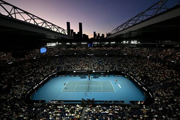 Sport Bilder des Tages TENNIS AUSTRALIAN OPEN, A general view at sunset of Rod Laver Arena during the round 1 Men?s singles match between Alexander Zverev of Germany and Lucas Pouille of France during the 2025 Australian Open at Melbourne Park in Melbourne, Sunday, January 12, 2025. ( NO ARCHIVING, EDITORIAL USE ONLY, NO USE IN BOOKS WITHOUT CONSENT MELBOURNE VICTORIA AUSTRALIA  Copyright: xJAMESxROSSx 20250112118758692040
