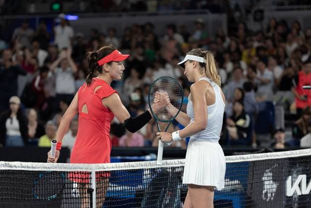(250112) -- MELBOURNE, Jan. 12, 2025 -- Wang Xinyu (L) greets Paula Badosa after the women s singles 1st round match between Wang Xinyu of China and Paula Badosa of Spain at 2025 Australian Open tennis tournament in Melbourne, Australia, Jan. 12, 2025. (Photo by Xinhua) (SP)AUSTRALIA-MELBOURNE-TENNIS-AUSTRALIAN OPEN-DAY 1 HuxJingchen 