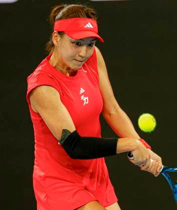 (250112) -- MELBOURNE, Jan. 12, 2025 -- Wang Xinyu hits a return during the women s singles 1st round match between Wang Xinyu of China and Paula Badosa of Spain at 2025 Australian Open tennis tournament in Melbourne, Australia, Jan. 12, 2025. (Photo by Xinhua) (SP)AUSTRALIA-MELBOURNE-TENNIS-AUSTRALIAN OPEN-DAY 1 ChuxChen 