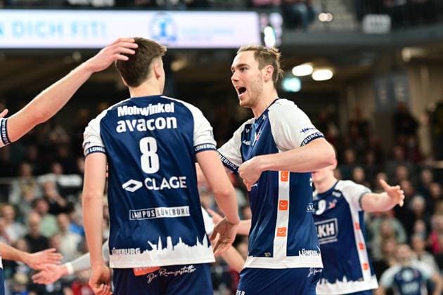 Volleyball I Men I Season 2024 2025 I Bundesliga I 16 Matchday I SVG Lüneburg Energiequelle Netzhoppers I 12 1 2025 Simon Torwie 1, SVG Lüneburg and Theo Mohwinkel 8, SVG Lüneburg are delighted with the points Lüneburg LKH Arena Niedersachsen Germany Copyright: xLobeca AndreasxHannigx