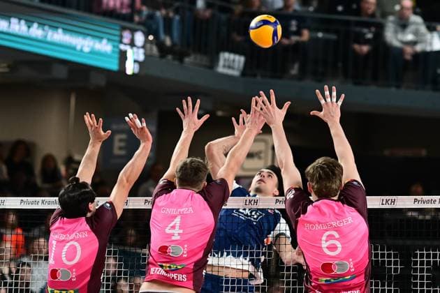 Volleyball I Men I Season 2024 2025 I Bundesliga I 16 Matchday I SVG Lüneburg Energiequelle Netzhoppers I 12 1 2025 Xander Wolf Wassenaar Ketrzynski 11, SVG Lüneburg overcomes Linus Jonas Engelmanns block of three 10, Energiequelle Netzhoppers KW Bestensee , Odin Gnilitza 4, Energiequelle Netzhoppers KW Bestensee and Lovis Homberger 6, Energiequelle Netzhoppers KW Bestensee Lüneburg LKH Arena Niedersachsen Germany Copyright: xLobeca AndreasxHannigx