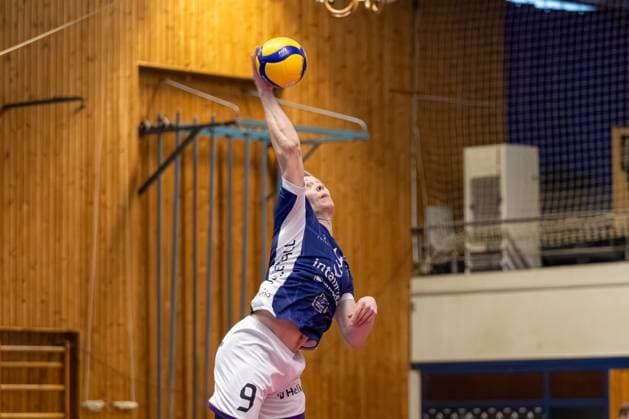 Serve Matthew Slivinksi ASV Dachau, 09 , GER, ASV Dachau vs VC Bitterfeld Wolfen, Volleyball, 1 Bundesliga, Matchday 14, Season 2024 2025, 12 01 2025, GER, ASV Dachau vs VC Bitterfeld Wolfen, Volleyball, 1 Bundesliga, Matchday 14, Season 2024 2025, 12 01 2025 Dachau Copyright: xEibner-Pressefoto JennixMaulx EP_JML