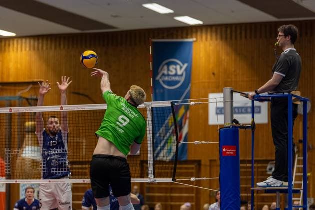 Matthew James Aubrey VC Bitterfeld Wolfen, 09 with ball at the net, with Fabian Suck ASV Dachau, 15 , GER, ASV Dachau vs VC Bitterfeld Wolfen, Volleyball, 1 Bundesliga, Matchday 14, Season 2024 2025, 12 01 2025, GER, ASV Dachau vs VC Bitterfeld Wolfen, Volleyball, 1 Bundesliga, Matchday 14, Season 2024 2025, 12 01 2025 Dachau Copyright: xEibner-Pressefoto JennixMaulx EP_JML