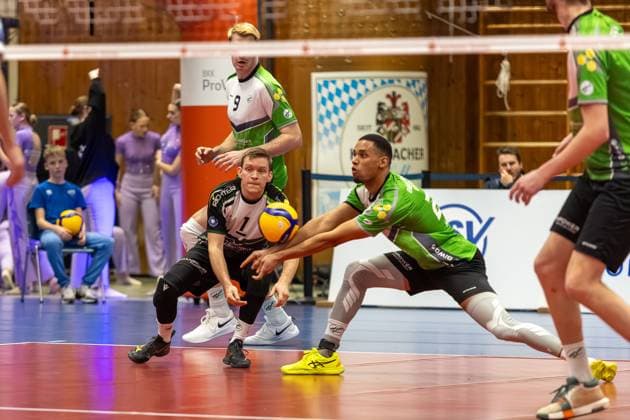 Aaron Neumann VC Bitterfeld Wolfen, 22 receives ball, with Michael Hassmann VC Bitterfeld Wolfen, 01 , GER, ASV Dachau vs VC Bitterfeld Wolfen, Volleyball, 1 Bundesliga, Matchday 14, Season 2024 2025, 12 01 2025, GER, ASV Dachau vs VC Bitterfeld Wolfen, Volleyball, 1 Bundesliga, Matchday 14, Season 2024 2025, 12 01 2025 Dachau Copyright: xEibner-Pressefoto JennixMaulx EP_JML