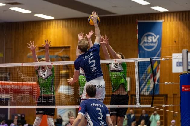 Simon Gallas ASV Dachau, 05 with ball at the net, with Moritz Gaertner ASV Dachau, 03 and Luca Brirup VC Bitterfeld Wolfen, 05 , GER, ASV Dachau vs VC Bitterfeld Wolfen, Volleyball, 1 Bundesliga, Matchday 14, Season 2024 2025, 12 01 2025, GER, ASV Dachau vs VC Bitterfeld Wolfen, Volleyball, 1 Bundesliga, Matchday 14, Season 2024 2025, 12 01 2025 Dachau Copyright: xEibner-Pressefoto JennixMaulx EP_JML
