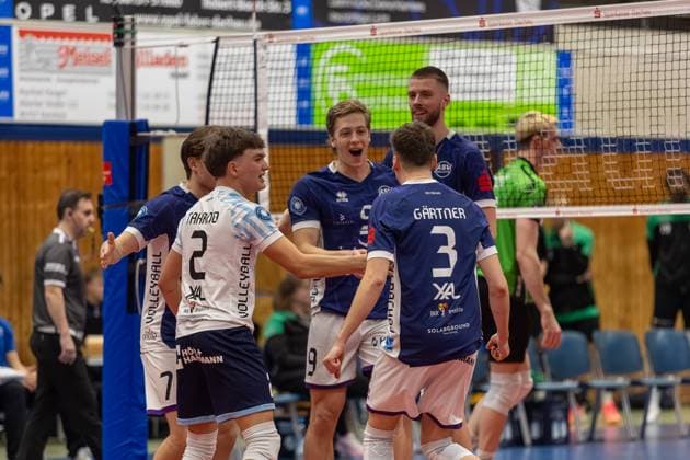 Cheering after ASV Dachau, with Moritz Gaertner ASV Dachau, 03 and Mika Takano ASV Dachau, 02 , with Matthew Slivinksi ASV Dachau, 09 and Fabian Suck ASV Dachau, 15 , GER, ASV Dachau vs VC Bitterfeld Wolfen, Volleyball, 1 Bundesliga, 14 Matchday, Season 2024 2025, 12 01 2025, GER, ASV Dachau vs VC Bitterfeld Wolfen, Volleyball, 1 Bundesliga, 14 Matchday, Season 2024 2025, 12 01 2025 Dachau Copyright: xEibner-Pressefoto JennixMaulx EP_JML