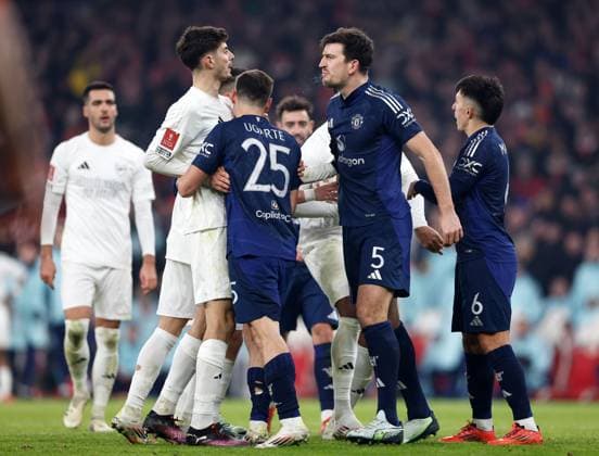 Sport Themen der Woche KW02 Sport Bilder des Tages Harry Maguire (5) of Manchester United, ManU loses it with Kai Havertz (left) of Arsenal after Arsenal are awarded a penalty Arsenal v Manchester United, Football, FA Cup 3rd Round, Emirates Stadium, Islington, London, UK - 12 01 2025 EDITORIAL USE ONLY No use with unauthorised audio, video, data, fixture lists (outside the EU), club league logos or live services. Online in-match use limited to 45 images (+15 in extra time). No use to emulate moving images. No use in betting, games or  Copyright: xMattxImpey Shutterstockx 15097059s