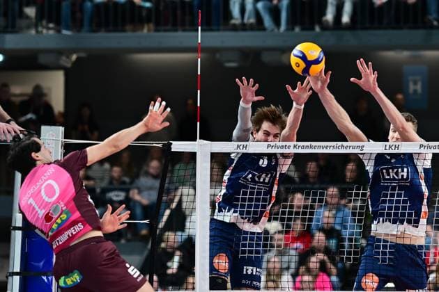 Volleyball I Men I Season 2024 2025 I Bundesliga I 16 Matchday I SVG Lüneburg Energiequelle Netzhoppers I 12 1 2025 Linus Jonas Engelmann 10, Energiequelle Netzhoppers KW Bestensee cannot get past the block of Michael Patrick Wright 3, SVG Lüneburg and Blake Gregory Leeson 2, SVG Lüneburg Lüneburg LKH Arena Niedersachsen Germany Copyright: xLobeca AndreasxHannigx