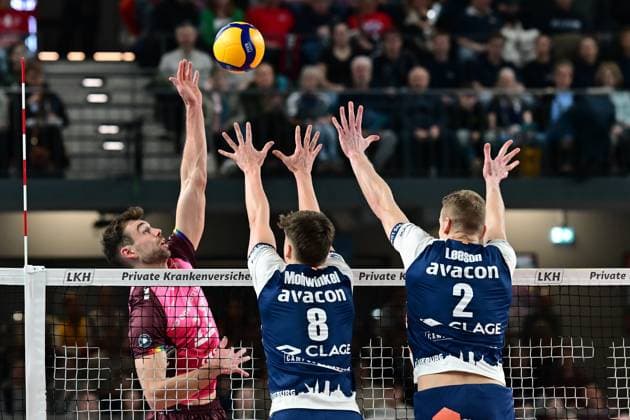 Volleyball I Men I Season 2024 2025 I Bundesliga I 16 Matchday I SVG Lüneburg Energiequelle Netzhoppers I 12 1 2025 Ex Lüneburger Yann Niclas Böhme 17, Energiequelle Netzhoppers KW Bestensee fails to block Theo Mohwinkel 8, SVG Lüneburg and Blake Gregory Leeson 2, SVG Lüneburg Lüneburg LKH Arena Niedersachsen Germany Copyright: xLobeca AndreasxHannigx