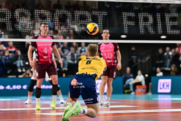Volleyball I Men I Season 2024 2025 I Bundesliga I 16 Matchday I SVG Lüneburg Energiequelle Netzhoppers I 12 1 2025 Gage Thomas Wortley 6, SVG Lüneburg takes the ball Odin Gnilitza 4, Energiequelle Netzhoppers KW Bestensee and Linus Jonas Engelmann 10, Energiequelle Netzhoppers KW Bestensee marvel Lüneburg LKH Arena Niedersachsen Germany Copyright: xLobeca AndreasxHannigx