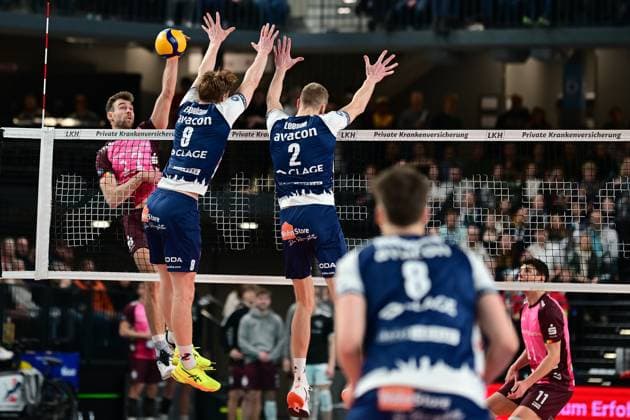 Volleyball I Men I Season 2024 2025 I Bundesliga I 16 Matchday I SVG Lüneburg Energiequelle Netzhoppers I 12 1 2025 Ex Lüneburger Yann Niclas Böhme 17, Energiequelle Netzhoppers KW Bestensee hits on the block of Theo Mohwinkel 8, SVG Lüneburg and Blake Gregory Leeson 2, SVG Lüneburg past Lüneburg LKH Arena Niedersachsen Germany Copyright: xLobeca AndreasxHannigx