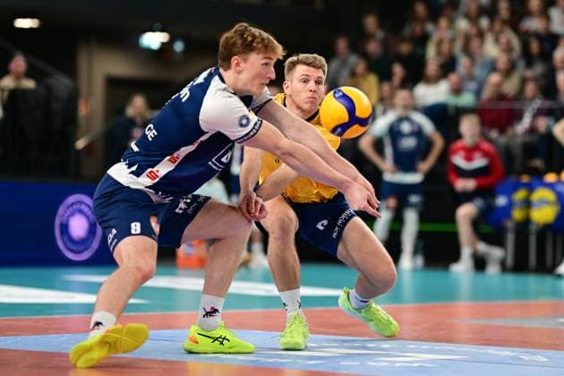 Volleyball I Men I Season 2024 2025 I Bundesliga I 16 Matchday I SVG Lüneburg Energiequelle Netzhoppers I 12 1 2025 Teamwork by Oskar Alve Espeland 9, SVG Lüneburg and Gage Thomas Wortley 6, SVG Lüneburg Lüneburg LKH Arena Niedersachsen Germany Copyright: xLobeca AndreasxHannigx