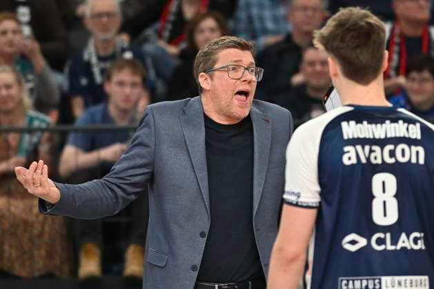 GER 1 VBL, SVG Lueneburg vs Energiequelle Netzhoppers KW 12 01 2025, LKH Arena, Lueneburg, GER 1 VBL, SVG Lueneburg vs Energiequelle Netzhoppers KW in the picture Coach Stefan Huebner Hübner Lueneburg talks to Theo Mohwinkel Lueneburg 08 nordphotoxGmbH xWitke nph00002