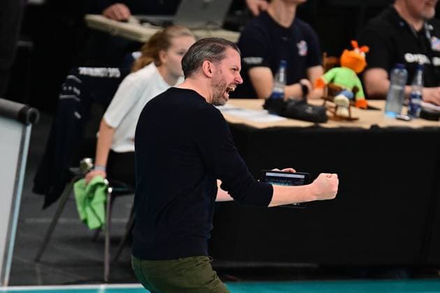 Volleyball I Men I Season 2024 2025 I Bundesliga I 16 Matchday I SVG Lüneburg Energiequelle Netzhoppers I 12 1 2025 Cheers, excitement, enthusiasm, euphoria, joy, happiness, cheerfulness at Liam James Sketcher, Head Coach Energiequelle Netzhoppers KW Bestensee Lüneburg LKH Arena Niedersachsen Germany Copyright: xLobeca AndreasxHannigx