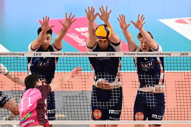 Volleyball I Men I Season 2024 2025 I Bundesliga I 16 Matchday I SVG Lüneburg Energiequelle Netzhoppers I 12 1 2025 Linus Jonas Engelmann 10, Energiequelle Netzhoppers KW Bestensee fails to block Xander Wolf Wassenaar Ketrzynski 11, SVG Lüneburg , l1 and Oskar Alve Espeland 9, SVG Lüneburg Lüneburg LKH Arena Niedersachsen Germany Copyright: xLobeca AndreasxHannigx