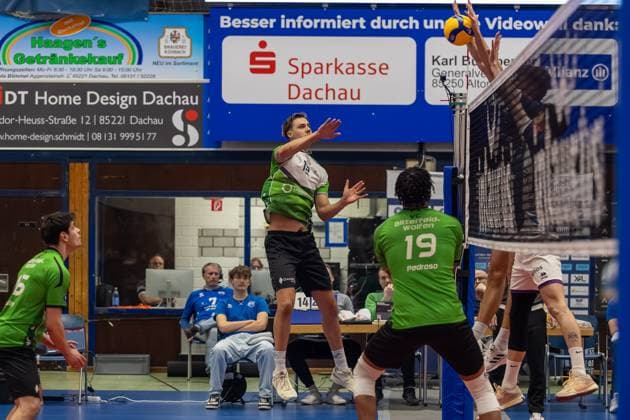Thomas Heptinstall VC Bitterfeld Wolfen, 12 at the net, with Endriel Alberto Pedroso Garriga VC Bitterfeld Wolfen, 19 , GER, ASV Dachau vs VC Bitterfeld Wolfen, Volleyball, 1 Bundesliga, Matchday 14, Season 2024 2025, 12 01 2025, GER, ASV Dachau vs VC Bitterfeld Wolfen, Volleyball, 1 Bundesliga, Matchday 14, Season 2024 2025, 12 01 2025 Dachau Copyright: xEibner-Pressefoto JennixMaulx EP_JML