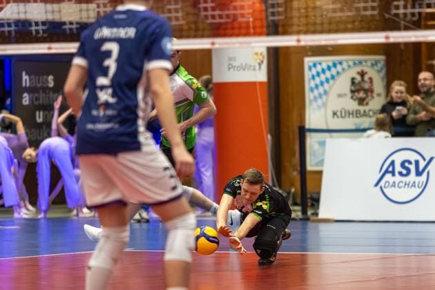 Michael Hassmann VC Bitterfeld Wolfen, 01 misses ball on the ground, GER, ASV Dachau vs VC Bitterfeld Wolfen, Volleyball, 1 Bundesliga, Matchday 14, Season 2024 2025, 12 01 2025, GER, ASV Dachau vs VC Bitterfeld Wolfen, Volleyball, 1 Bundesliga, Matchday 14, Season 2024 2025, 12 01 2025 Dachau Copyright: xEibner-Pressefoto JennixMaulx EP_JML