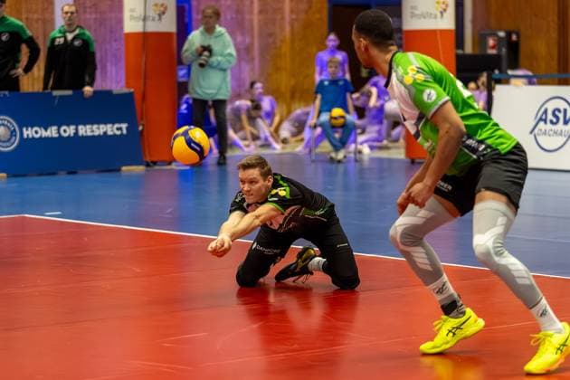 Michael Hassmann VC Bitterfeld Wolfen, 01 takes ball on the ground, GER, ASV Dachau vs VC Bitterfeld Wolfen, Volleyball, 1 Bundesliga, Matchday 14, Season 2024 2025, 12 01 2025, GER, ASV Dachau vs VC Bitterfeld Wolfen, Volleyball, 1 Bundesliga, Matchday 14, Season 2024 2025, 12 01 2025 Dachau Copyright: xEibner-Pressefoto JennixMaulx EP_JML