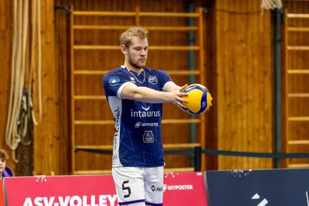 Simon Gallas ASV Dachau, 05 with ball in hand before serve, GER, ASV Dachau vs VC Bitterfeld Wolfen, Volleyball, 1 Bundesliga, Match day 14, Season 2024 2025, 12 01 2025, GER, ASV Dachau vs VC Bitterfeld Wolfen, Volleyball, 1 Bundesliga, Match day 14, Season 2024 2025, 12 01 2025 Dachau Copyright: xEibner-Pressefoto JennixMaulx EP_JML
