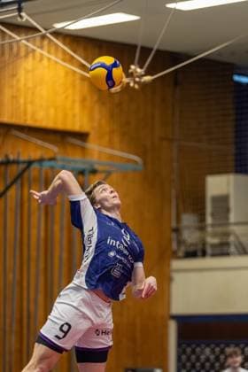 Matthew Slivinksi ASV Dachau, 09 on serve, GER, ASV Dachau vs VC Bitterfeld Wolfen, Volleyball, 1 Bundesliga, Matchday 14, Season 2024 2025, 12 01 2025, GER, ASV Dachau vs VC Bitterfeld Wolfen, Volleyball, 1 Bundesliga, Matchday 14, Season 2024 2025, 12 01 2025 Dachau Copyright: xEibner-Pressefoto JennixMaulx EP_JML