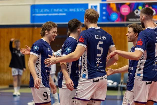 Celebration after Matthew Slivinksi ASV Dachau, 09 , with Simon Gallas ASV Dachau, 05 and Fabian Suck ASV Dachau, 15 , GER, ASV Dachau vs VC Bitterfeld Wolfen, Volleyball, 1 Bundesliga, Matchday 14, Season 2024 2025, 12 01 2025, GER, ASV Dachau vs VC Bitterfeld Wolfen, Volleyball, 1 Bundesliga, Matchday 14, Season 2024 2025, 12 01 2025 Dachau Copyright: xEibner-Pressefoto JennixMaulx EP_JML