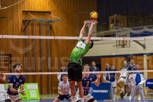 Lukas Salimi VC Bitterfeld Wolfen, 15 with ball at the net, with Matthew Slivinksi ASV Dachau, 09 and Agustin Gallardo ASV Dachau, 17 , GER, ASV Dachau vs VC Bitterfeld Wolfen, Volleyball, 1 Bundesliga, Matchday 14, Season 2024 2025, 12 01 2025, GER, ASV Dachau vs VC Bitterfeld Wolfen, Volleyball, 1 Bundesliga, Matchday 14, Season 2024 2025, 12 01 2025 Dachau Copyright: xEibner-Pressefoto JennixMaulx EP_JML