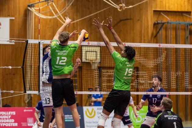 Pascal Eichler VC Bitterfeld Wolfen, 13 at the net with Endriel Alberto Pedroso Garriga VC Bitterfeld Wolfen, 19 and Niklas Uhl ASV Dachau, 13 , GER, ASV Dachau vs VC Bitterfeld Wolfen, Volleyball, 1 Bundesliga, Matchday 14, Season 2024 2025, 12 01 2025, GER, ASV Dachau vs VC Bitterfeld Wolfen, Volleyball, 1 Bundesliga, Matchday 14, Season 2024 2025, 12 01 2025 Dachau Copyright: xEibner-Pressefoto JennixMaulx EP_JML