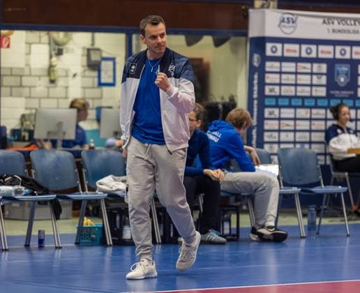Cheers from Patrick Streuwald ASV Dachau, Head Coach, Fist, Joy, Emotions, GER, ASV Dachau vs VC Bitterfeld Wolfen, Volleyball, 1 Bundesliga, Matchday 14, Season 2024 2025, 12 01 2025, GER, ASV Dachau vs VC Bitterfeld Wolfen, Volleyball, 1 Bundesliga, Matchday 14, Season 2024 2025, 12 01 2025 Dachau Copyright: xEibner-Pressefoto JennixMaulx EP_JML