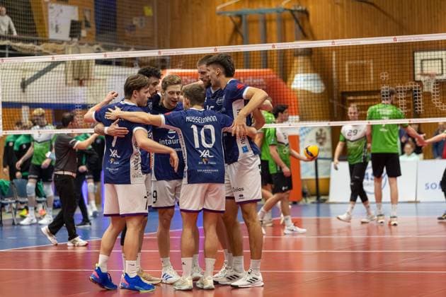 Cheering after ASV Dachau wins a point, Agustin Gallardo ASV Dachau, 17 with Matthew Slivinksi ASV Dachau, 09 and Fabian Suck ASV Dachau, 15 , with Fabian Bergmoser ASV Dachau, 07 and Matthew Slivinksi ASV Dachau, 09 , GER, ASV Dachau vs VC Bitterfeld Wolfen, Volleyball, 1 Bundesliga, Matchday 14, Season 2024 2025, 12 01 2025, GER, ASV Dachau vs VC Bitterfeld Wolfen, Volleyball, 1 Bundesliga, Matchday 14, Season 2024 2025, 12 01 2025 Dachau Copyright: xEibner-Pressefoto JennixMaulx EP_JML