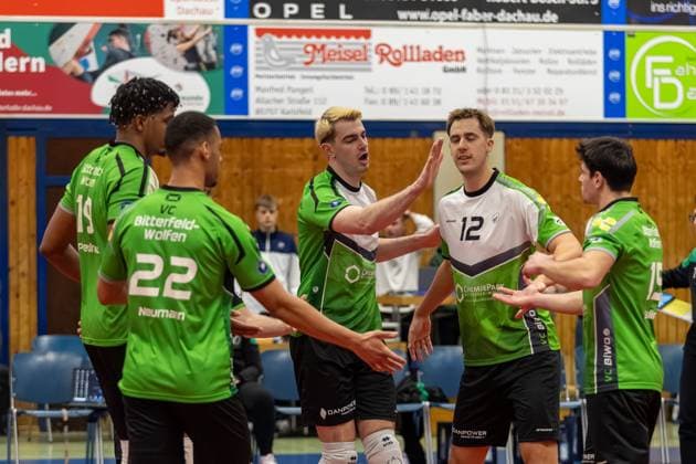 Jubilation after VC Bitterfeld Wolfen wins a point, with Aaron Neumann VC Bitterfeld Wolfen, 22 and Thomas Heptinstall VC Bitterfeld Wolfen, 12 , GER, ASV Dachau vs VC Bitterfeld Wolfen, Volleyball, 1 Bundesliga, Matchday 14, Season 2024 2025, 12 01 2025, GER, ASV Dachau vs VC Bitterfeld Wolfen, Volleyball, 1 Bundesliga, Matchday 14, Season 2024 2025, 12 01 2025 Dachau Copyright: xEibner-Pressefoto JennixMaulx EP_JML