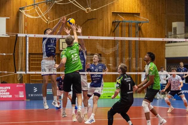 Thomas Heptinstall VC Bitterfeld Wolfen, 12 at the net with ball, with Michael Hassmann VC Bitterfeld Wolfen, 01 and Matthew Slivinksi ASV Dachau, 09 and Niklas Uhl ASV Dachau, 13 , GER, ASV Dachau vs VC Bitterfeld Wolfen, Volleyball, 1 Bundesliga, Matchday 14, Season 2024 2025, 12 01 2025, GER, ASV Dachau vs VC Bitterfeld Wolfen, Volleyball, 1 Bundesliga, Matchday 14, Season 2024 2025, 12 01 2025 Dachau Copyright: xEibner-Pressefoto JennixMaulx EP_JML