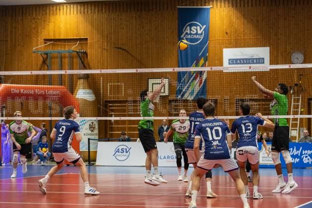 Game scene at the net, Endriel Alberto Pedroso Garriga VC Bitterfeld Wolfen, 19 with Lukas Pockrandt VC Bitterfeld Wolfen, 29 and Matthew Slivinksi ASV Dachau, 09 , with Luca Russelmann ASV Dachau, 10 and Niklas Uhl ASV Dachau, 13 , with Lukas Salimi VC Bitterfeld Wolfen, 15 and Matthew James Aubrey VC Bitterfeld Wolfen, 09 , GER, ASV Dachau vs VC Bitterfeld Wolfen, Volleyball, 1 Bundesliga, Matchday 14, Season 2024 2025, 12 01 2025, GER, ASV Dachau vs VC Bitterfeld Wolfen, Volleyball, 1 Bundesliga, Matchday 14, Season 2024 2025, 12 01 2025 Dachau Copyright: xEibner-Pressefoto JennixMaulx EP_JML