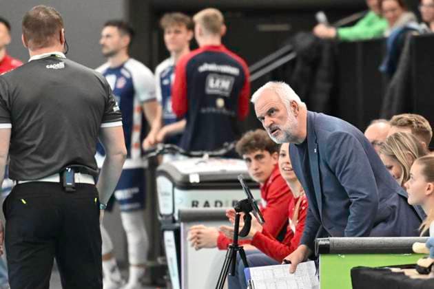 GER 1 VBL, SVG Lueneburg vs Energiequelle Netzhoppers KW 12 01 2025, LKH Arena, Lueneburg, GER 1 VBL, SVG Lueneburg vs Energiequelle Netzhoppers KW in picture Co coach Bernd Schlesinger Lueneburg has an argument with the referee nordphotoxGmbH xWitke nph00002