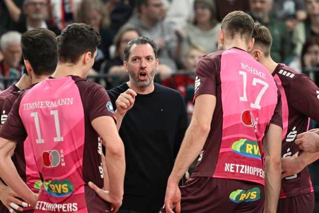 GER; 1.VBL, SVG Lueneburg vs Energiequelle Netzhoppers KW 12.01.2025, LKH Arena, Lueneburg, GER; 1. VBL, SVG Lueneburg vs Energiequelle Netzhoppers KW im Bild Trainer Liam James Sketcher (Koenig Wusterhausen) spricht mit seiner Mannschaft nordphotoxGmbH xWitke nph00002