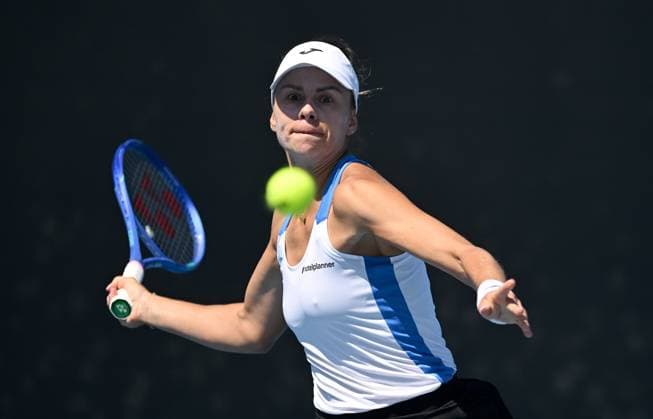 TENNIS AUSTRALIAN OPEN, Magda Linette of Poland during her round 1 match against Moyuka Uchijima of Japan during the 2025 Australian Open at Melbourne Park in Melbourne, Monday, January 13, 2025. ( NO ARCHIVING, EDITORIAL USE ONLY, NO USE IN BOOKS WITHOUT CONSENT MELBOURNE VICTORIA AUSTRALIA  Copyright: xLUKASxCOCHx 20250113196266471649