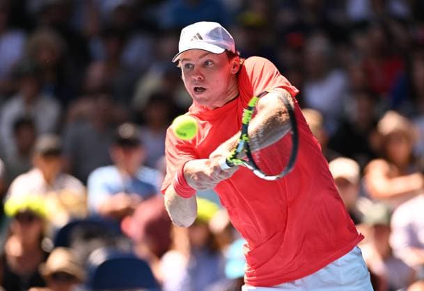 TENNIS AUSTRALIAN OPEN, Alex Michelsen of USA returns during his round 1 match against Stefanos Tsitsipas of Greece during the 2025 Australian Open at Melbourne Park in Melbourne, Monday, January 13, 2025. ( NO ARCHIVING, EDITORIAL USE ONLY, NO USE IN BOOKS WITHOUT CONSENT MELBOURNE VICTORIA AUSTRALIA  Copyright: xJAMESxROSSx 20250113172776176445